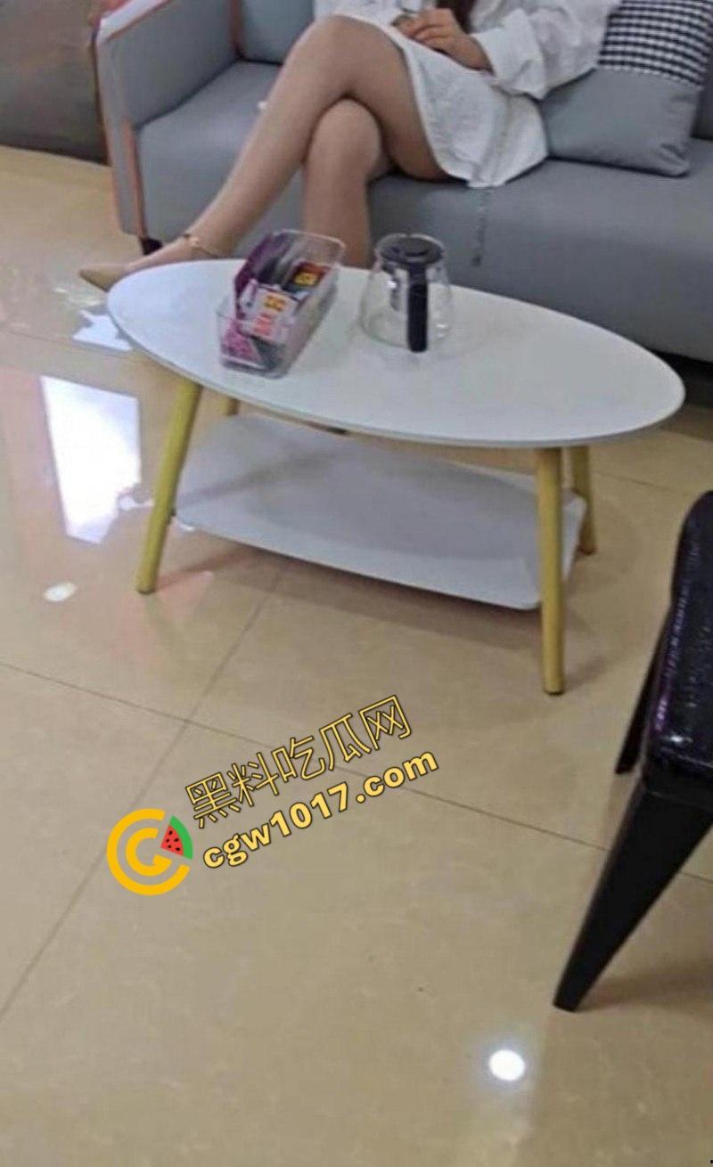 乱伦大神与嫂子棋牌室激情交欢:隔壁打麻将,小叔子急切进攻,生猛操逼播种!