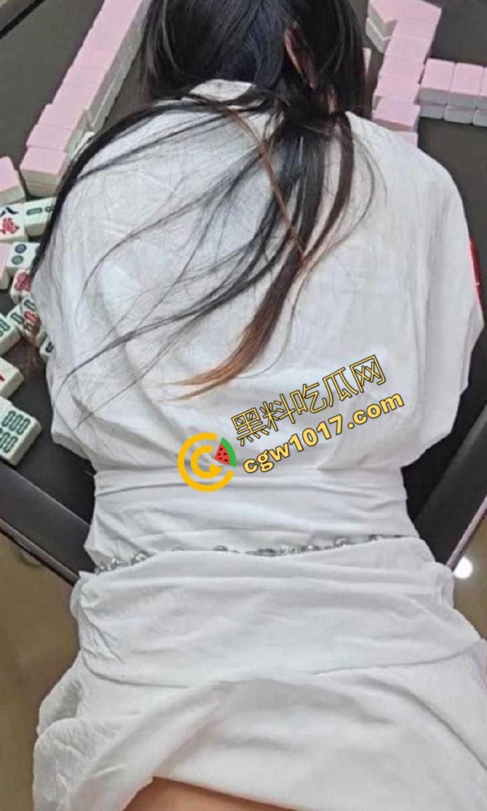 乱伦大神与嫂子棋牌室激情交欢:隔壁打麻将,小叔子急切进攻,生猛操逼播种!