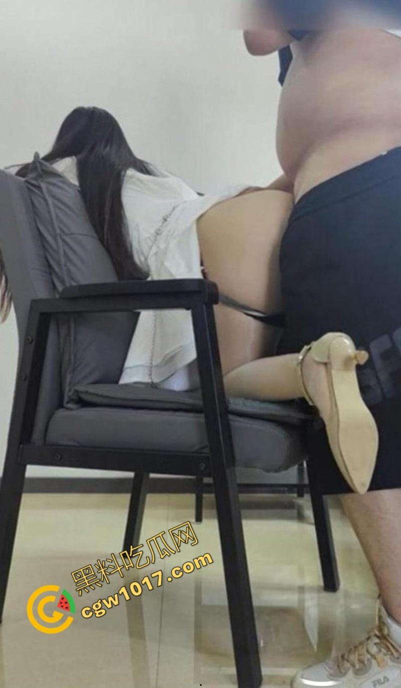 乱伦大神与嫂子棋牌室激情交欢:隔壁打麻将,小叔子急切进攻,生猛操逼播种!