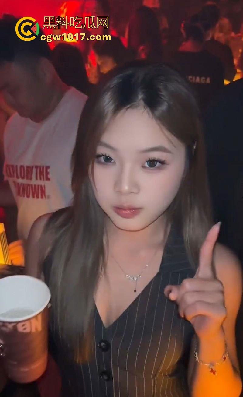 上海高颜值捞女【刘盈盈】这朵比基尼毒玫瑰，专去酒吧傍大款，坑骗男人酒水喝，灌醉你榨干钱包再榨干鸡巴！