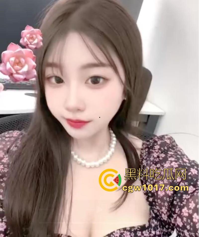 女生的聊天记录一直都是这么黄这么炸裂的吗?小仙女上班逼痒直接与老公车震,姐妹们骚话连篇,骚气冲天的群聊实录!