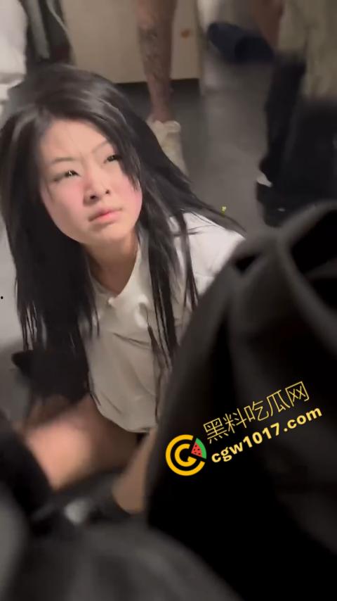 精神小妹狂霸凌视频疯传!暴力扒衣雪白奶子尽显,以多欺少,暴力画面震撼网络,引发热议。