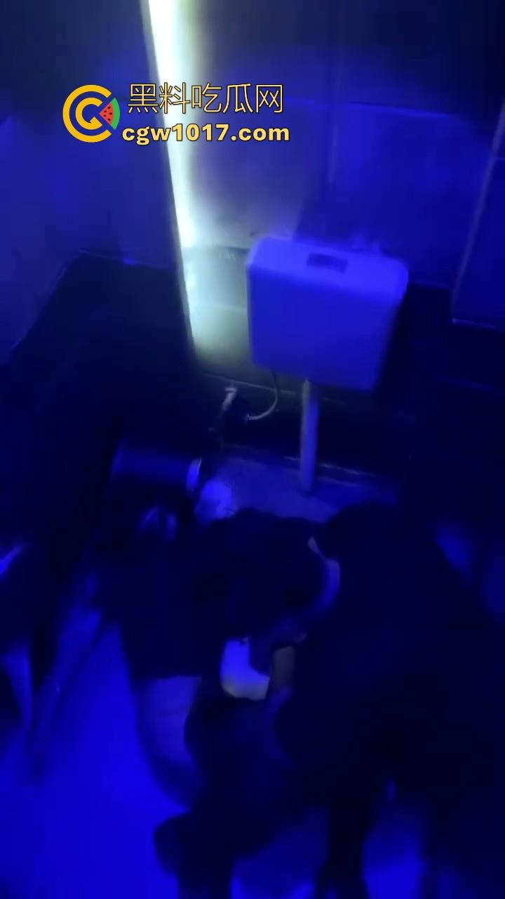 酒吧厕所准备做爱没想到门外确一堆人在偷拍，不是都这么热闹了里面这哥们一点没察觉吗？快点啊人家等着上厕所呢！