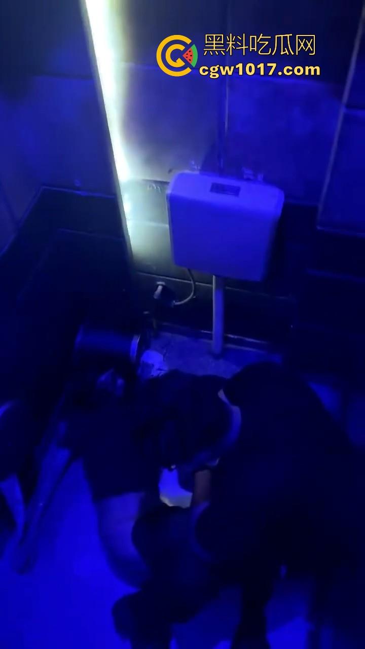 酒吧厕所准备做爱没想到门外确一堆人在偷拍，不是都这么热闹了里面这哥们一点没察觉吗？快点啊人家等着上厕所呢！