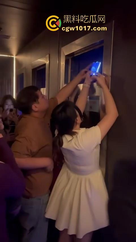 酒吧厕所准备做爱没想到门外确一堆人在偷拍，不是都这么热闹了里面这哥们一点没察觉吗？快点啊人家等着上厕所呢！