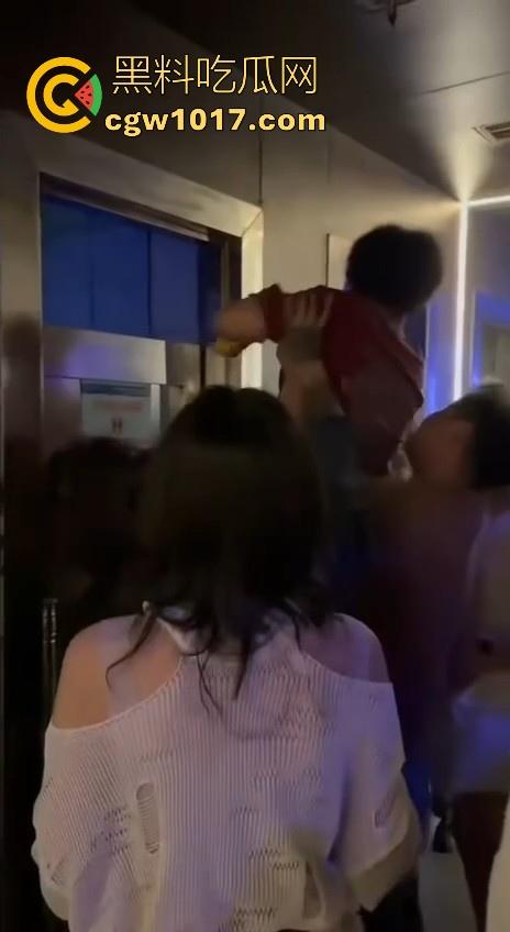 酒吧厕所准备做爱没想到门外确一堆人在偷拍，不是都这么热闹了里面这哥们一点没察觉吗？快点啊人家等着上厕所呢！