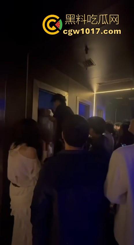 酒吧厕所准备做爱没想到门外确一堆人在偷拍，不是都这么热闹了里面这哥们一点没察觉吗？快点啊人家等着上厕所呢！