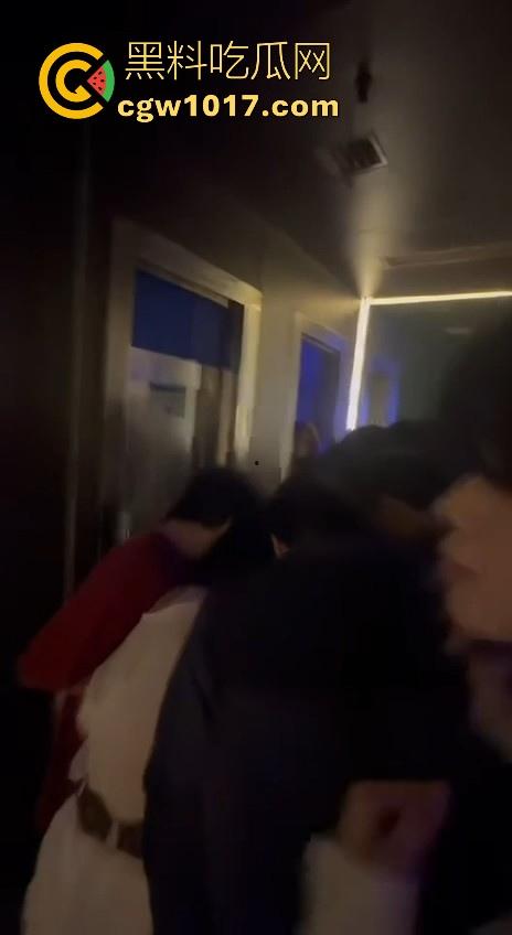 酒吧厕所准备做爱没想到门外确一堆人在偷拍，不是都这么热闹了里面这哥们一点没察觉吗？快点啊人家等着上厕所呢！