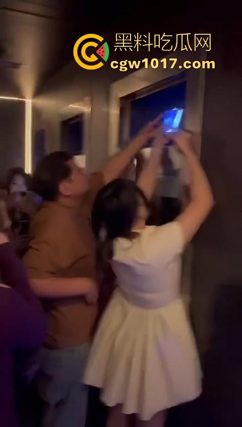 酒吧厕所准备做爱没想到门外确一堆人在偷拍，不是都这么热闹了里面这哥们一点没察觉吗？快点啊人家等着上厕所呢！