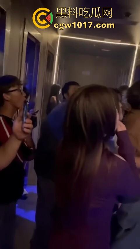 酒吧厕所准备做爱没想到门外确一堆人在偷拍，不是都这么热闹了里面这哥们一点没察觉吗？快点啊人家等着上厕所呢！