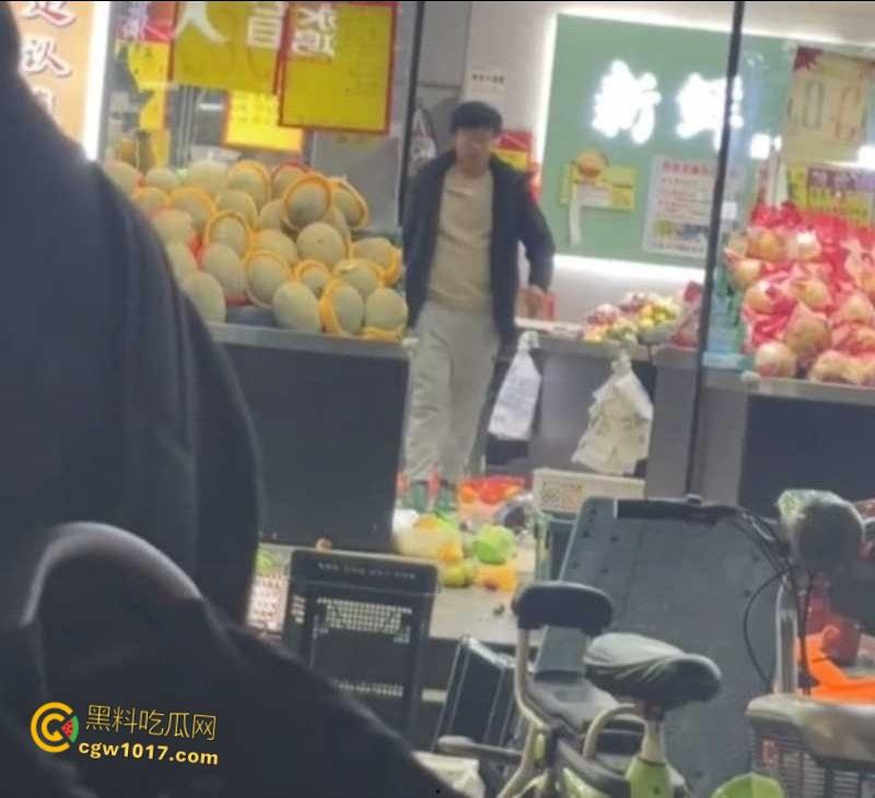 杭州乔司街道水果店，男子因老板拖欠数月工资，生活彻底陷入绝境，压力爆发打砸水果店混乱！