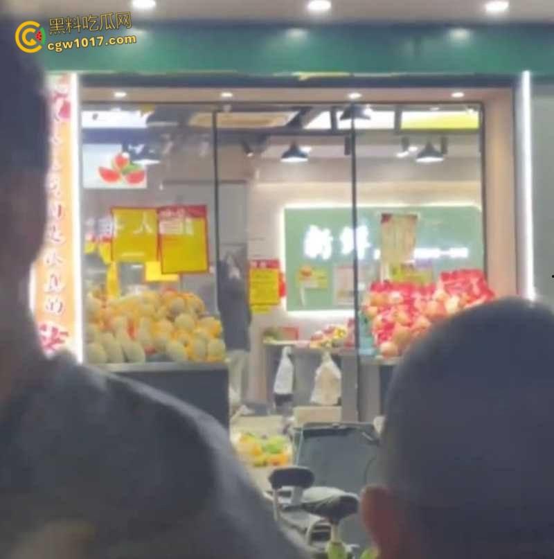 杭州乔司街道水果店，男子因老板拖欠数月工资，生活彻底陷入绝境，压力爆发打砸水果店混乱！