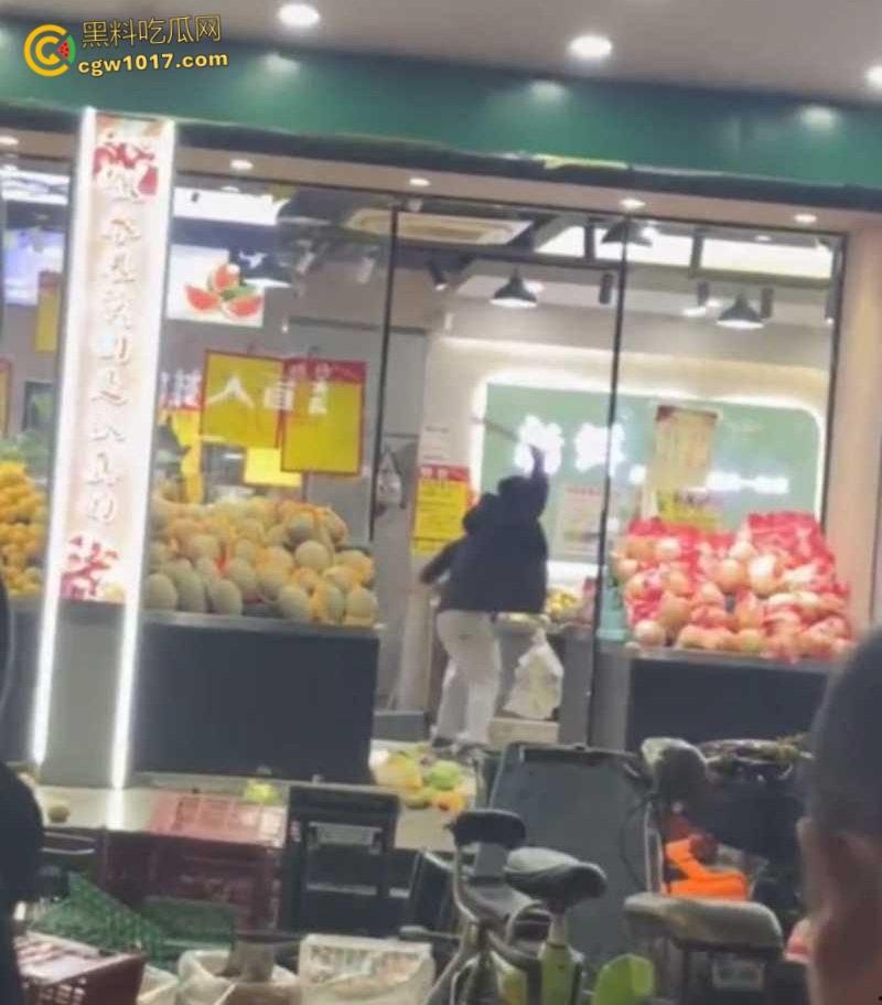 杭州乔司街道水果店，男子因老板拖欠数月工资，生活彻底陷入绝境，压力爆发打砸水果店混乱！