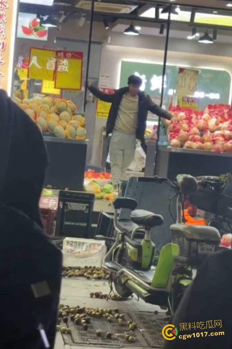 杭州乔司街道水果店，男子因老板拖欠数月工资，生活彻底陷入绝境，压力爆发打砸水果店混乱！