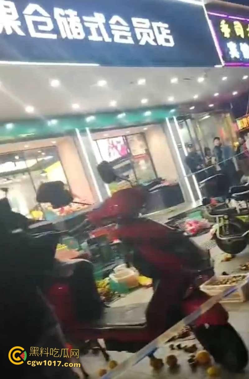 杭州乔司街道水果店，男子因老板拖欠数月工资，生活彻底陷入绝境，压力爆发打砸水果店混乱！