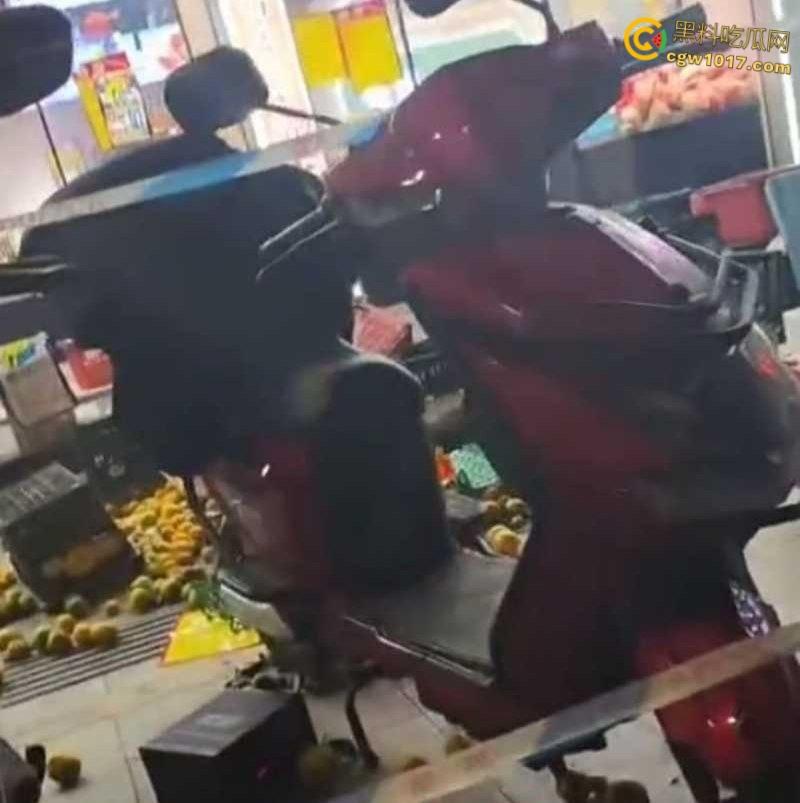 杭州乔司街道水果店，男子因老板拖欠数月工资，生活彻底陷入绝境，压力爆发打砸水果店混乱！