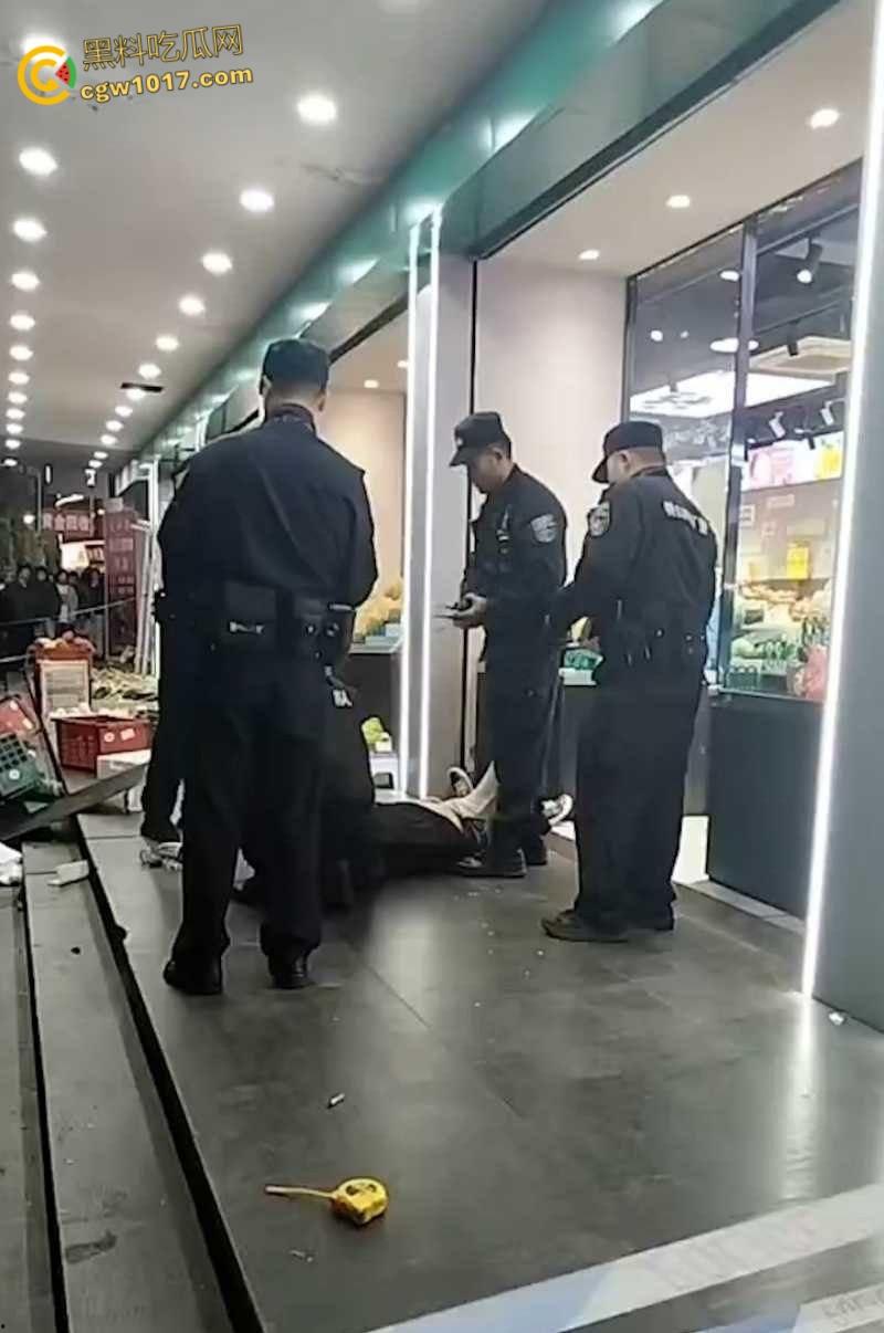 杭州乔司街道水果店，男子因老板拖欠数月工资，生活彻底陷入绝境，压力爆发打砸水果店混乱！