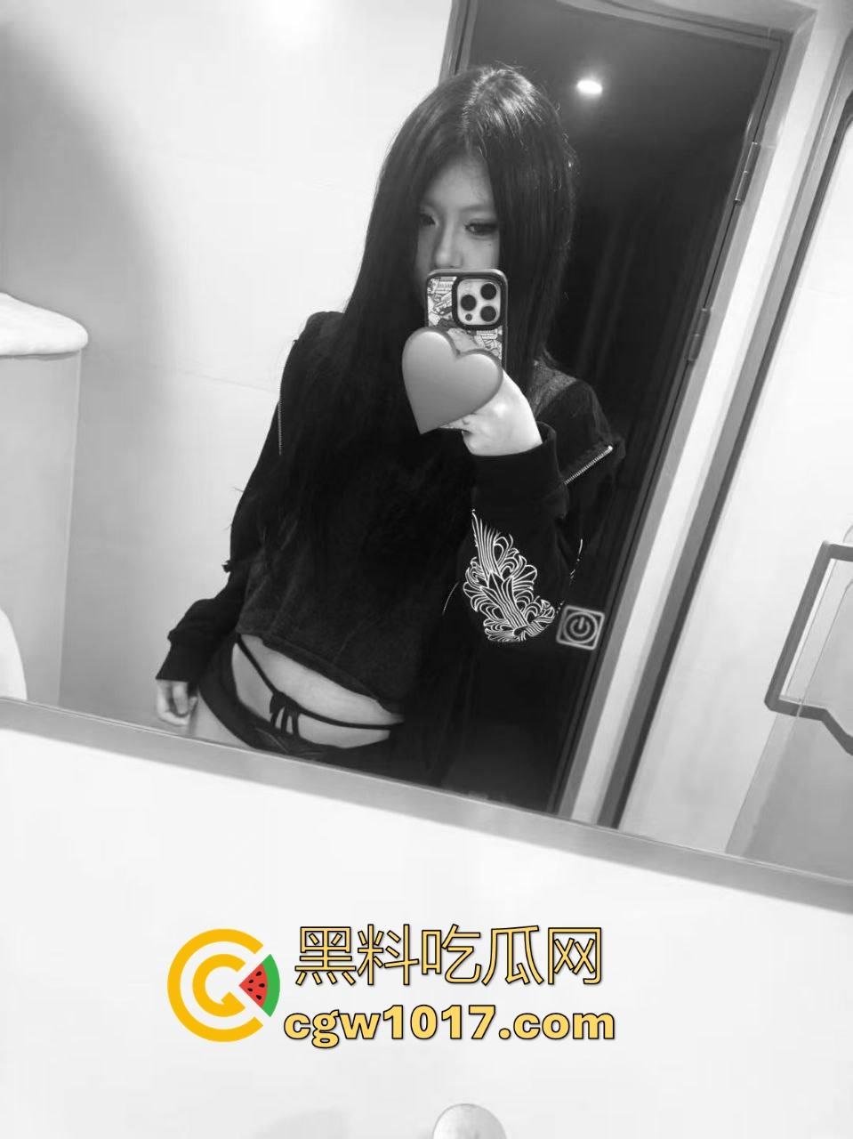 地雷OD妹求爱被拒,只喜欢大鸡巴哥哥猛捅,没大屌这生活是一天都活不下去,不惜跪下猛填自慰猛男塞满空虚的小穴!