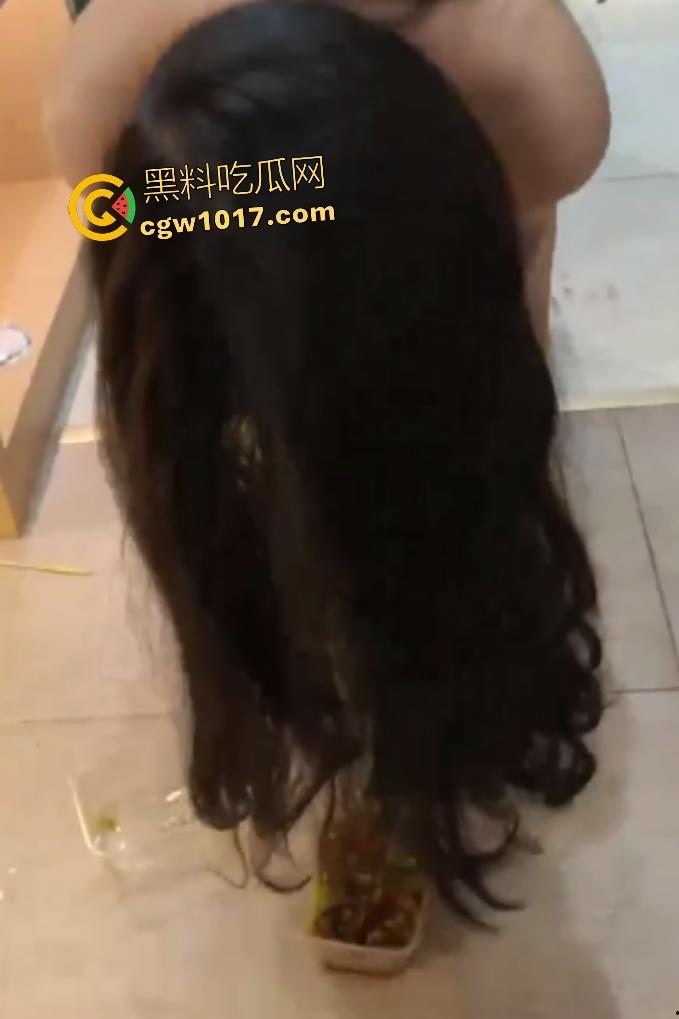 女同调教把女奴当狗，女主光脚踩让跪地吃剩饭，狼吞虎咽吃下去，猫都比她过得好，钱多你也能养几只宠物！