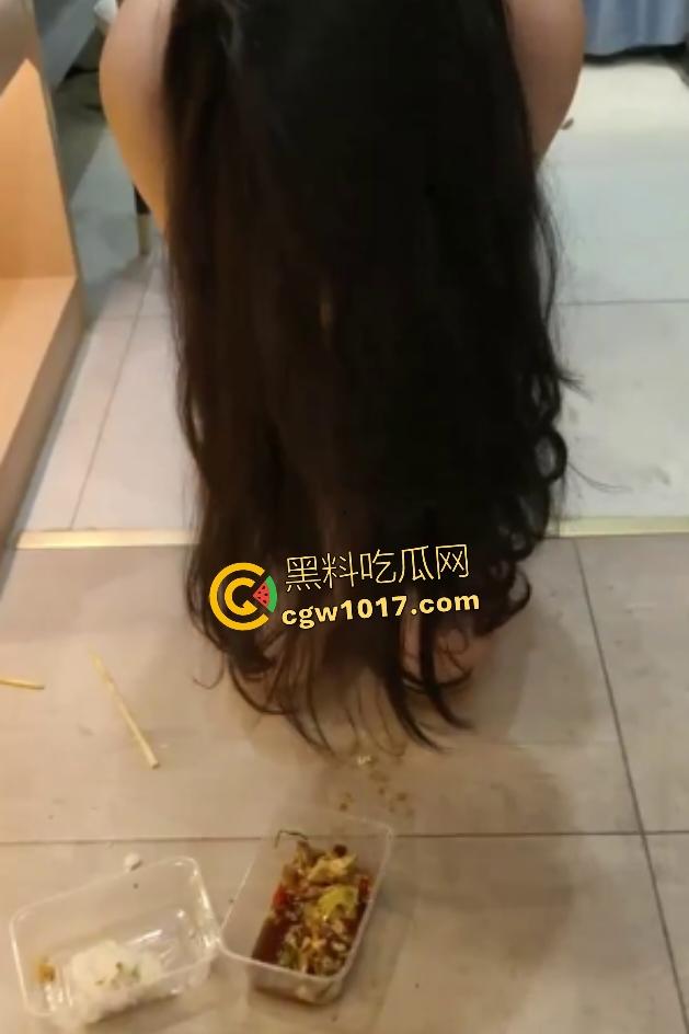 女同调教把女奴当狗，女主光脚踩让跪地吃剩饭，狼吞虎咽吃下去，猫都比她过得好，钱多你也能养几只宠物！