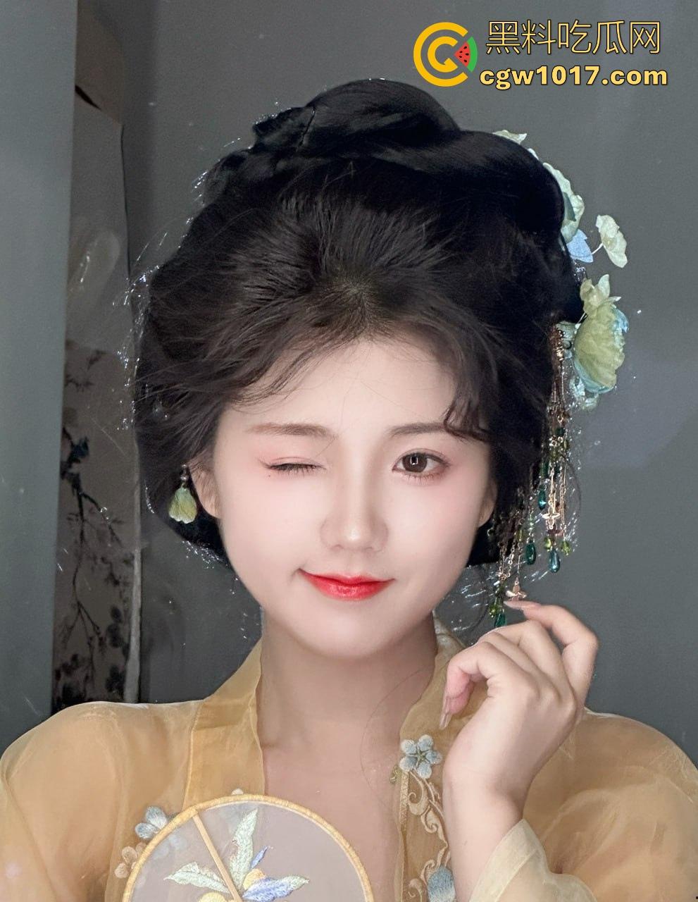 石家庄一中情侣午休期间天台做爱，边亲边身上骑，一步步压榨着瘦弱的鸡巴，狠狠的吞噬着，羡慕年轻人 ！