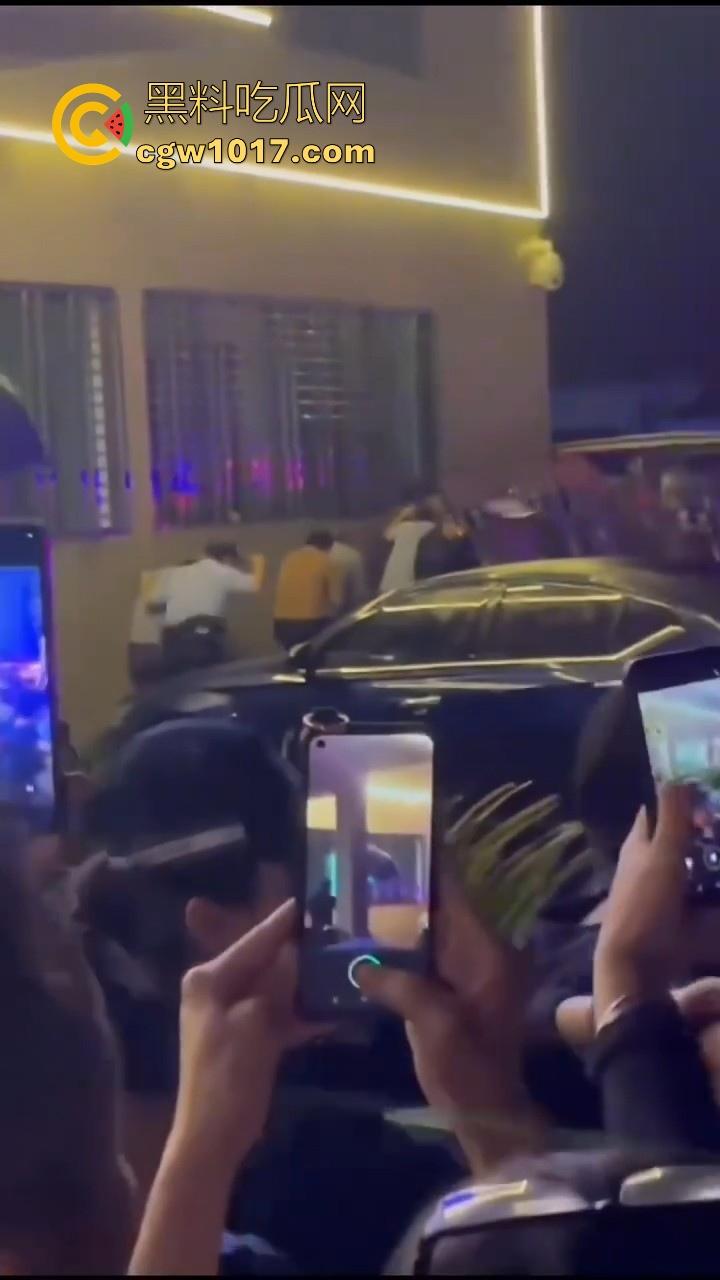 海南琼中爆发大规模群体抗争!因海南天然橡胶产业集团偷砍农民的槟榔田爆发,现场的农民们情绪机动!