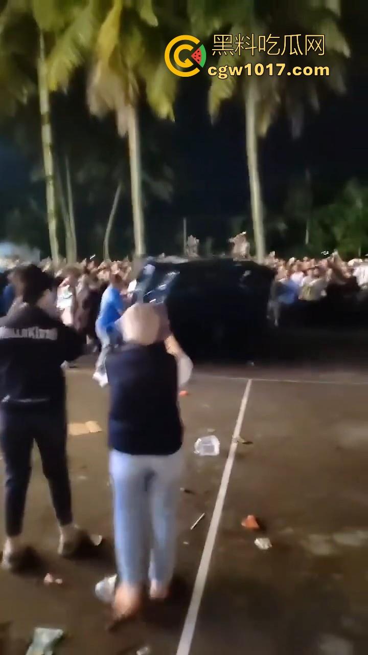 海南琼中爆发大规模群体抗争!因海南天然橡胶产业集团偷砍农民的槟榔田爆发,现场的农民们情绪机动!