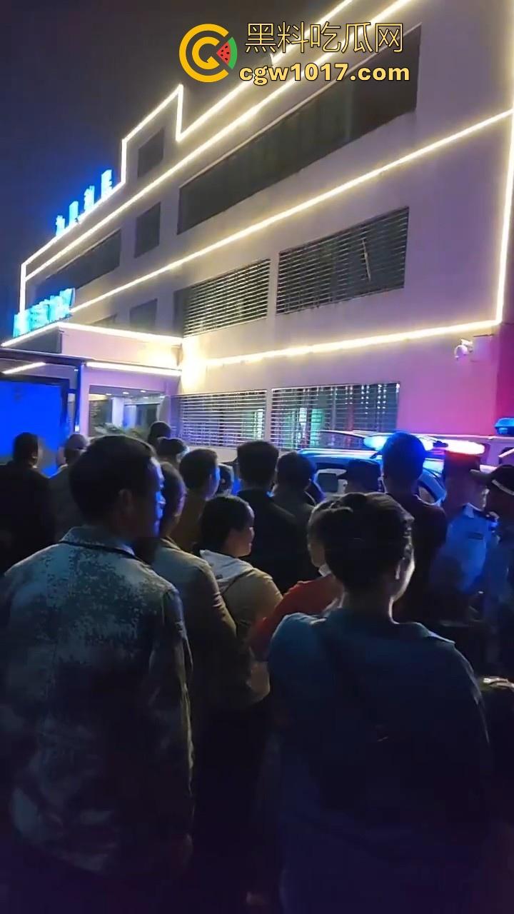 海南琼中爆发大规模群体抗争!因海南天然橡胶产业集团偷砍农民的槟榔田爆发,现场的农民们情绪机动!