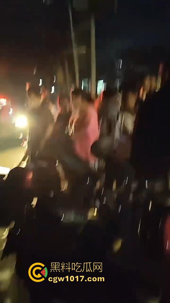 海南琼中爆发大规模群体抗争!因海南天然橡胶产业集团偷砍农民的槟榔田爆发,现场的农民们情绪机动!