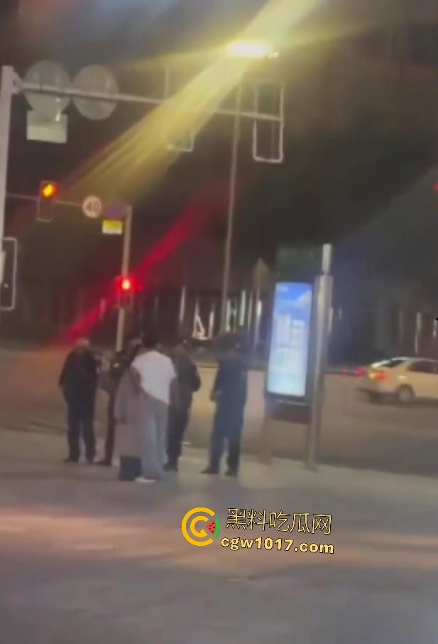 达州街头“刀皇”用菜刀袭警,小冲突变警匪大戏,警车撞击刀皇还能立马站起来,女友抱腿才能制服,太牛逼了!