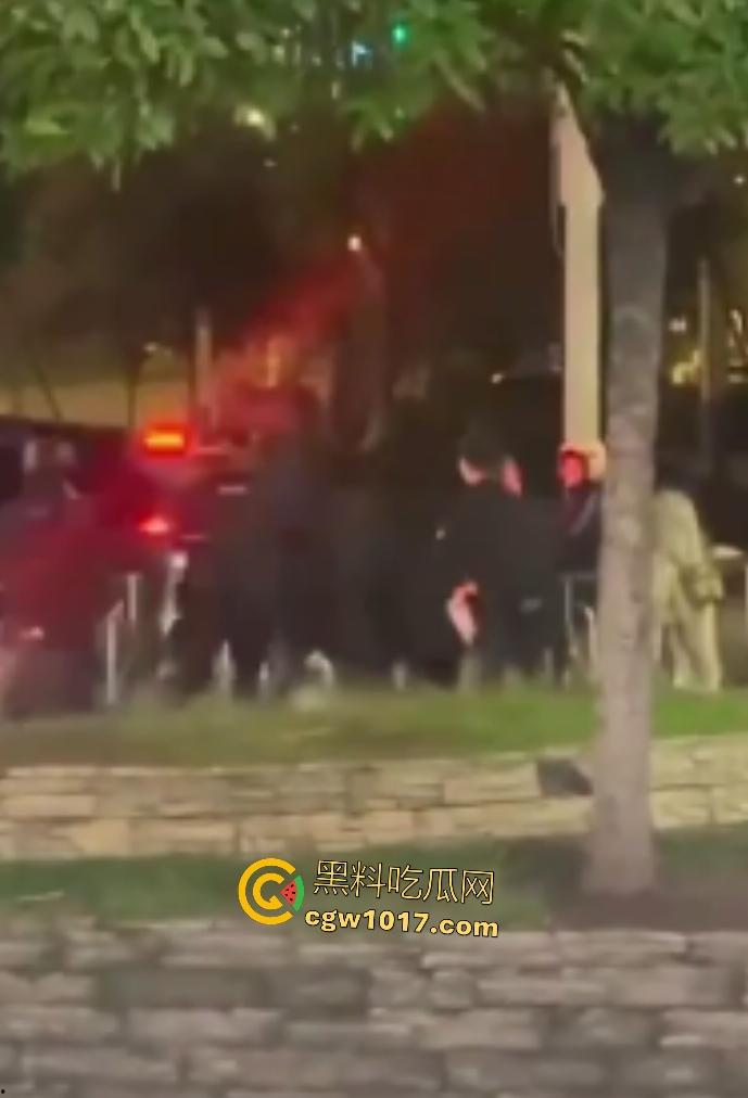 达州街头“刀皇”用菜刀袭警,小冲突变警匪大戏,警车撞击刀皇还能立马站起来,女友抱腿才能制服,太牛逼了!