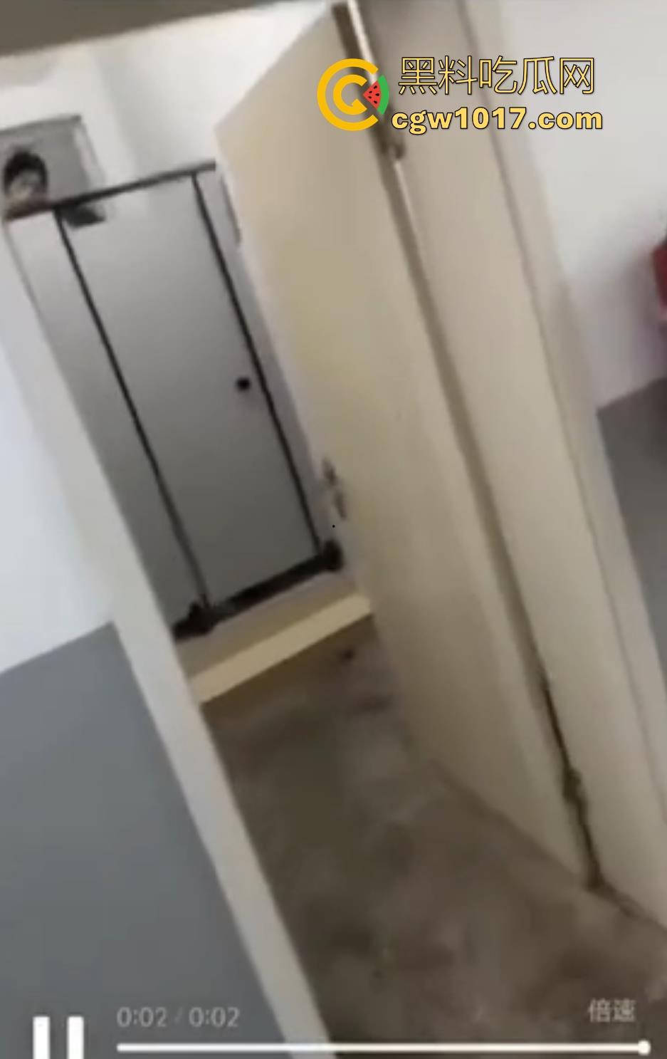 重庆人文科技学院一教音乐的女老师在厕所内上吊自杀,深夜被上厕所的女同学发现,现场极其吓人!