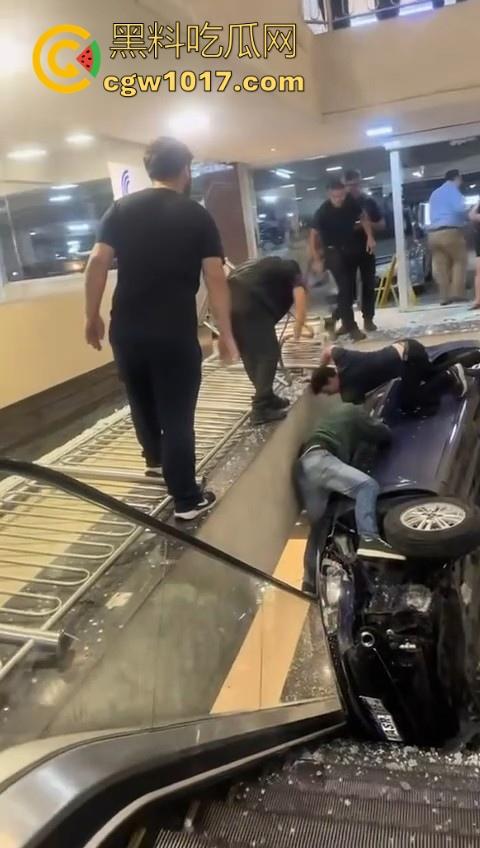 不是我一开始真以为在拍电影呢!女司机驾驶车辆失控冲入商场,撞到自动扶梯后停下,堪称恐怖大片!