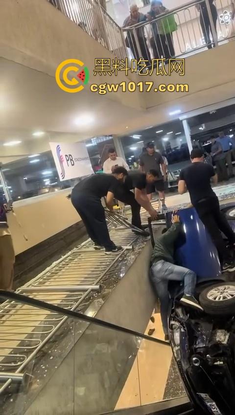 不是我一开始真以为在拍电影呢!女司机驾驶车辆失控冲入商场,撞到自动扶梯后停下,堪称恐怖大片!