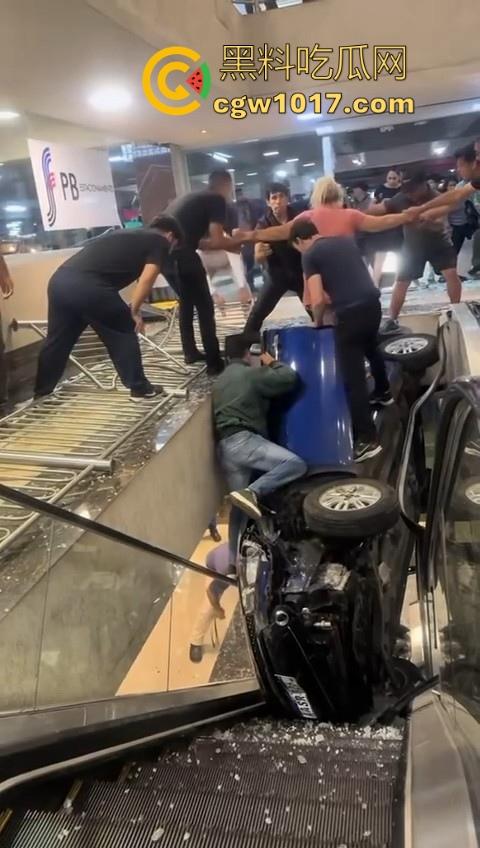 不是我一开始真以为在拍电影呢!女司机驾驶车辆失控冲入商场,撞到自动扶梯后停下,堪称恐怖大片!