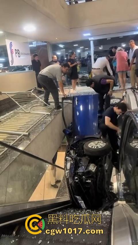 不是我一开始真以为在拍电影呢!女司机驾驶车辆失控冲入商场,撞到自动扶梯后停下,堪称恐怖大片!