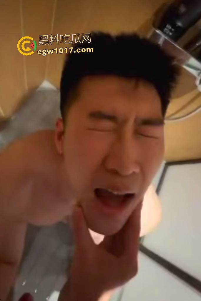 Gay公狗酒店被调教,狗链拴地爬行,还被尿身上虐蛋蛋,狠狠地舔脚吃口水,比女人还骚的反差贱狗!