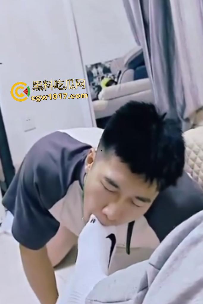 Gay公狗酒店被调教,狗链拴地爬行,还被尿身上虐蛋蛋,狠狠地舔脚吃口水,比女人还骚的反差贱狗!