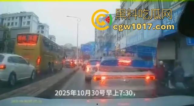 广西柳州市红光大桥发生一起公交车失控事故,多辆车被撞后车体受损,两轮电车驾驶员轻微受伤。