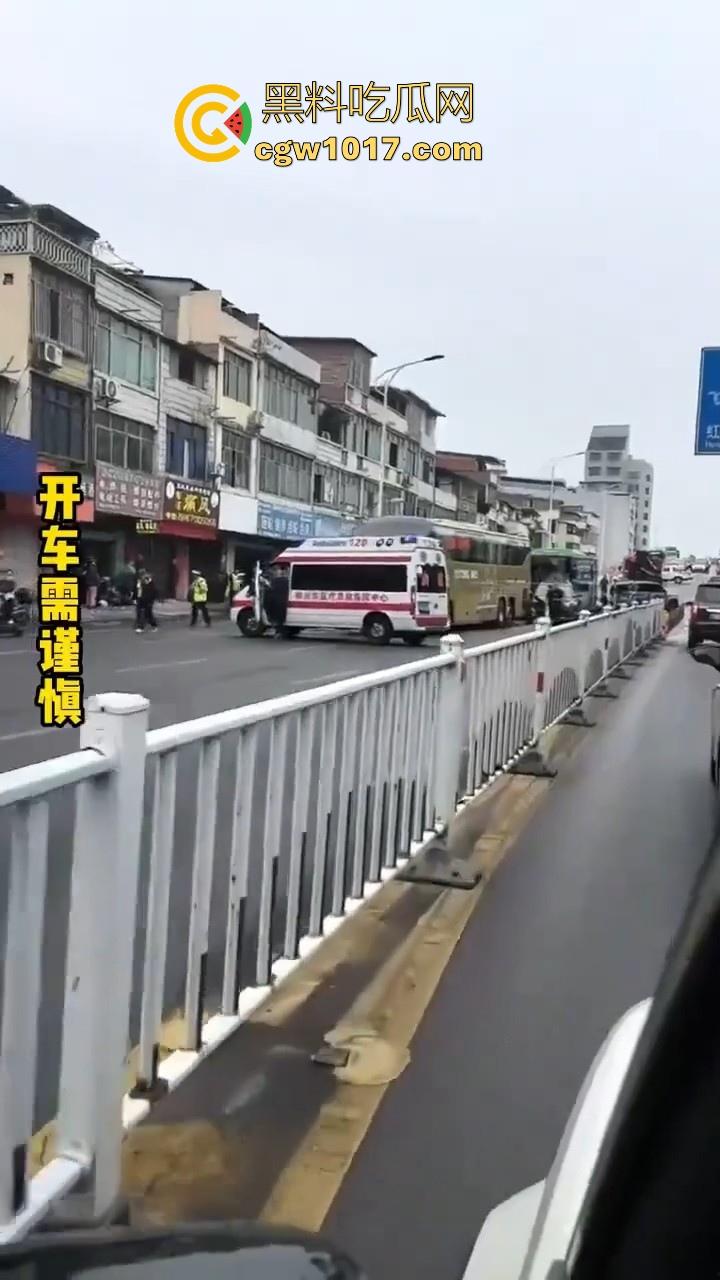 广西柳州市红光大桥发生一起公交车失控事故,多辆车被撞后车体受损,两轮电车驾驶员轻微受伤。