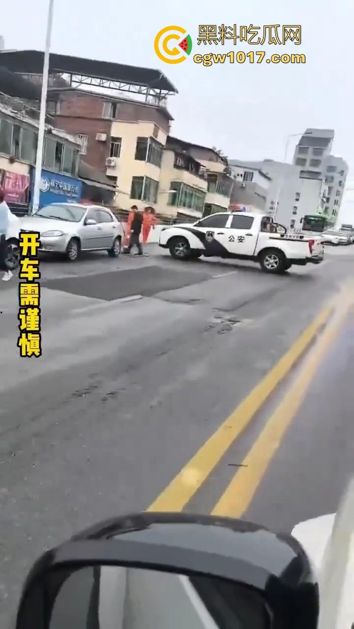 广西柳州市红光大桥发生一起公交车失控事故,多辆车被撞后车体受损,两轮电车驾驶员轻微受伤。