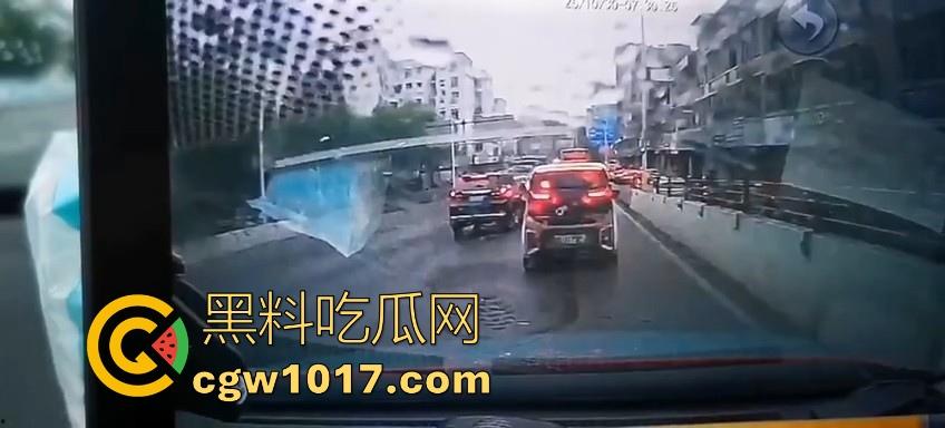 广西柳州市红光大桥发生一起公交车失控事故,多辆车被撞后车体受损,两轮电车驾驶员轻微受伤。