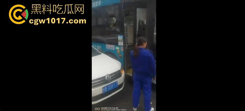 广西柳州市红光大桥发生一起公交车失控事故,多辆车被撞后车体受损,两轮电车驾驶员轻微受伤。