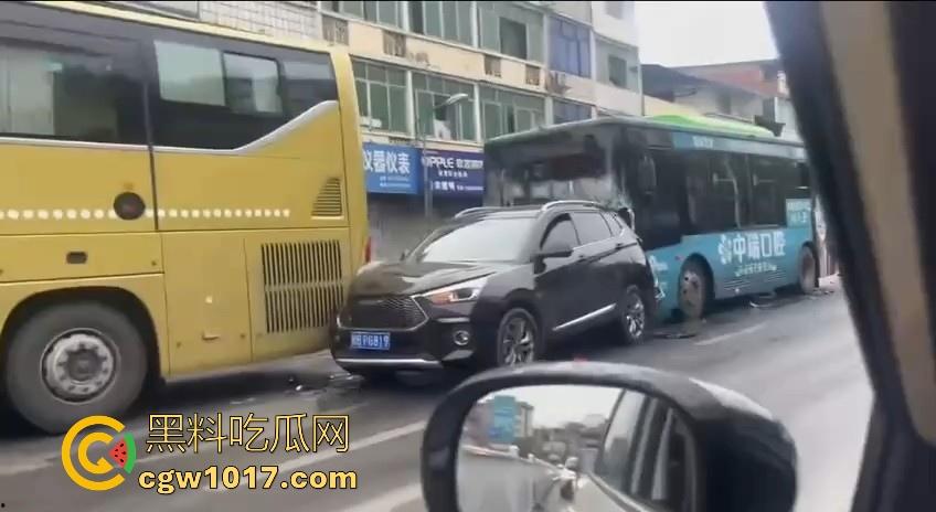 广西柳州市红光大桥发生一起公交车失控事故,多辆车被撞后车体受损,两轮电车驾驶员轻微受伤。