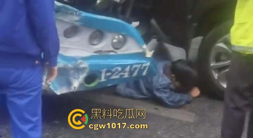 广西柳州市红光大桥发生一起公交车失控事故,多辆车被撞后车体受损,两轮电车驾驶员轻微受伤。