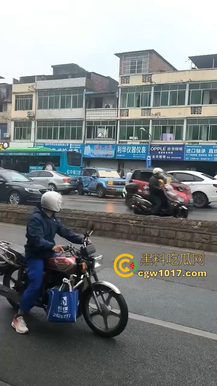 广西柳州市红光大桥发生一起公交车失控事故,多辆车被撞后车体受损,两轮电车驾驶员轻微受伤。