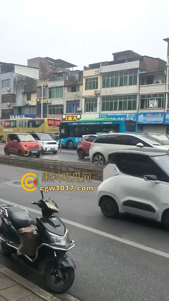 广西柳州市红光大桥发生一起公交车失控事故,多辆车被撞后车体受损,两轮电车驾驶员轻微受伤。