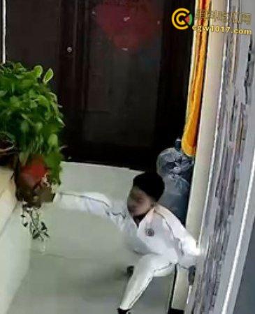 辽宁本溪笔尖托管校长【王伟娜】，对学生辱骂施暴和严重的肢体暴力，根本不配管理孩子，更无资格做人 ！