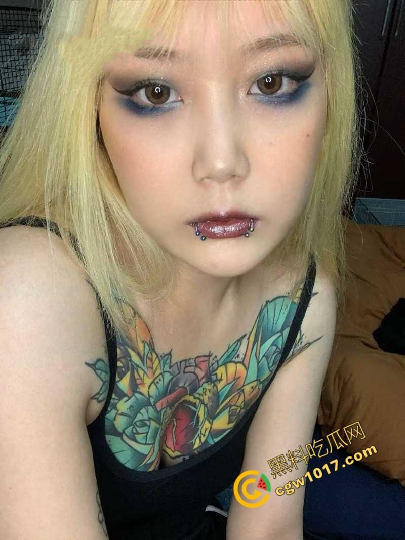 性感新疆纹身美女身体抵债:骚穴淫水横流,极品大奶,粉嫩骚穴被暴插,纹身师疯狂赚取纹身费!