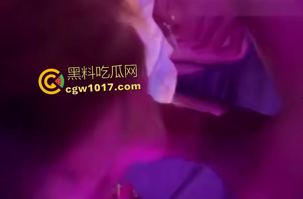 开保时捷帕梅约刚成年的妹子,车上掏鸡巴主动舔舐,乳交金主教两下就精通,还挺有天赋的嘛!